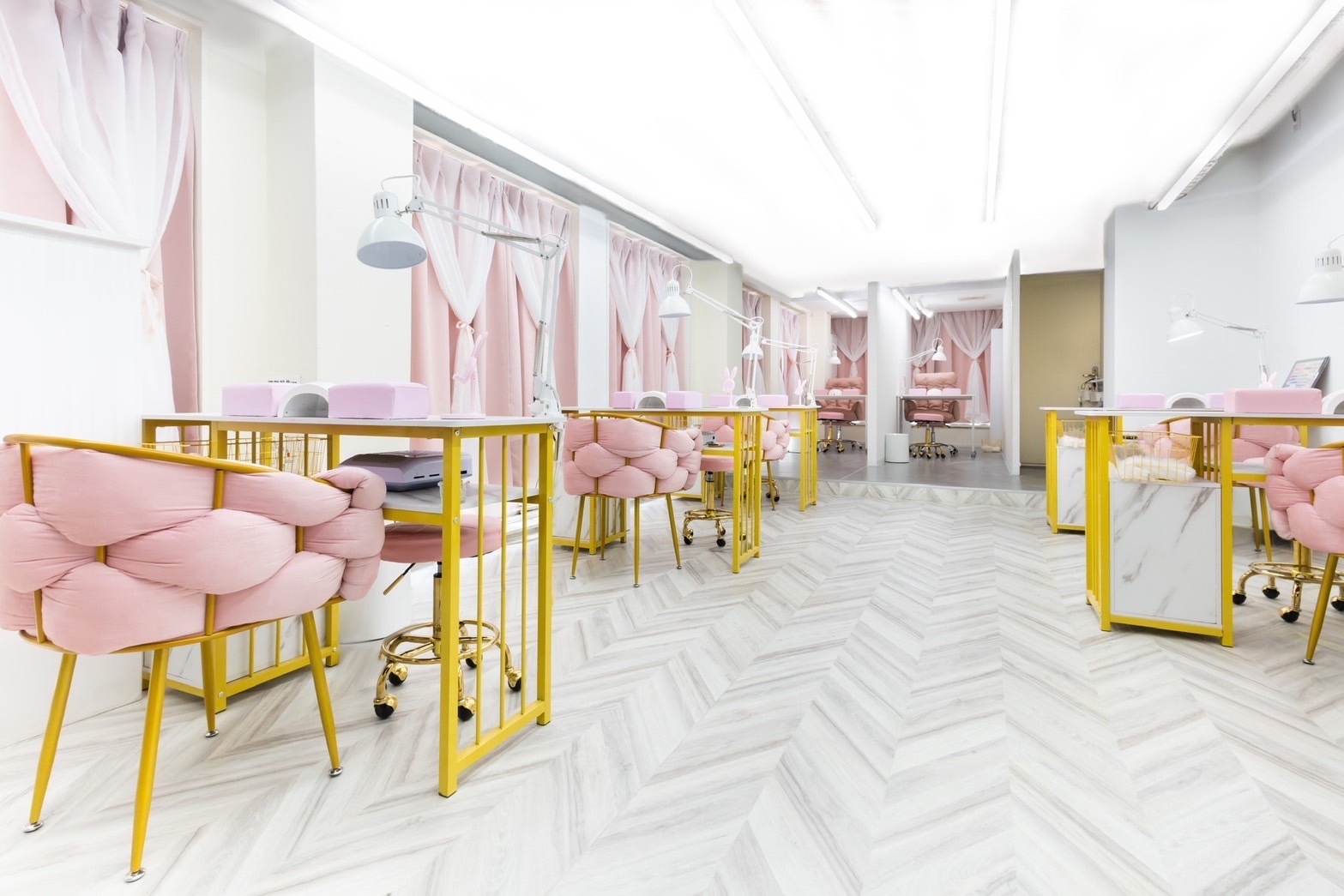 NAIL SALON