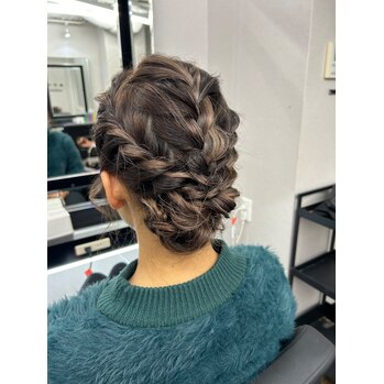 イベントにぴったり！編み下ろしシニヨンでふわふわ可愛いヘアセット