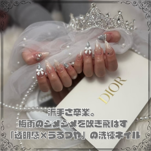 派手さ卒業。梅雨のジメジメを吹き飛ばす「透明感×うるつや」の洗練ネイル